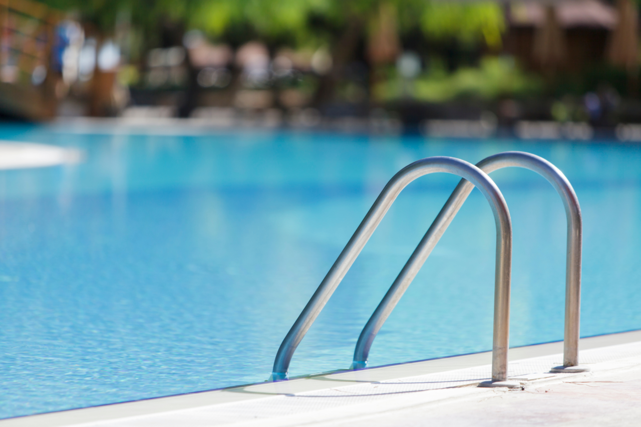 Adolescente de 14 anos morre após sofrer choque elétrico em piscina na casa da avó, em São José dos Pinhais. Caso será analisado pela Polícia Civil.