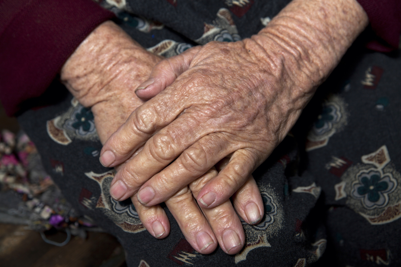 Idosa de 73 anos foi mantida refém por criminosos em Santos por quatro horas e obrigada a fazer transferências bancárias; polícia investiga possível premeditação do crime.