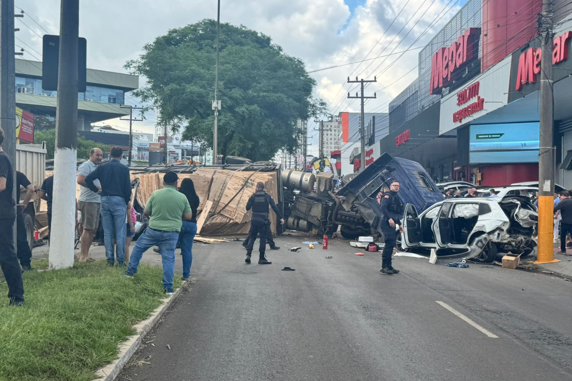 Carreta carregada de madeira atinge 8 veículos em grave acidente em Chapecó
