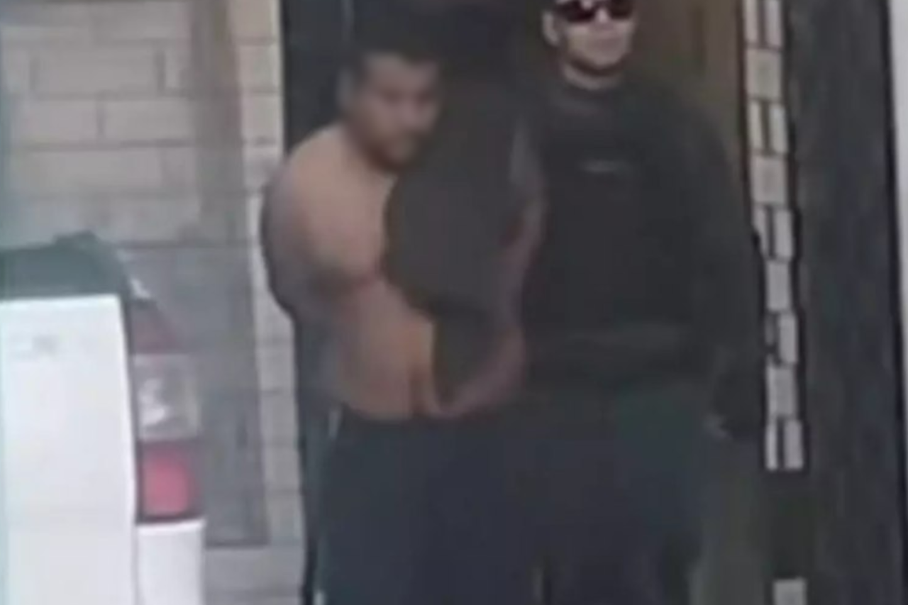 Homem foi preso em flagrante em Fortaleza após arremessar a própria mãe pela janela do apartamento; caso foi registrado como tentativa de feminicídio.