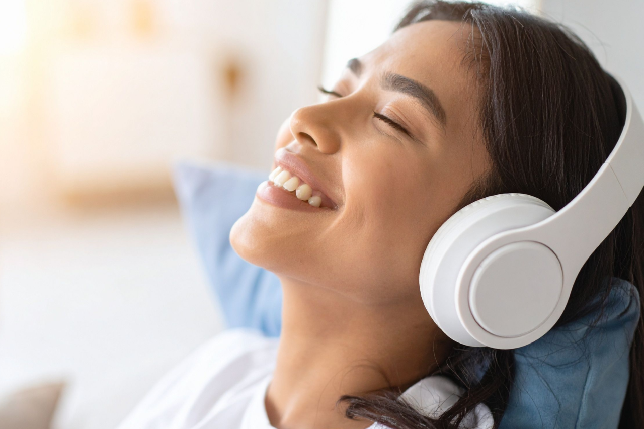 Por que a mesma música soa diferente em fones de ouvido e em alto-falantes? 3 Diferenças na propagação do som e na percepção auditiva explicam por que músicas parecem mais íntimas nos fones e mais amplas nas caixas de som.