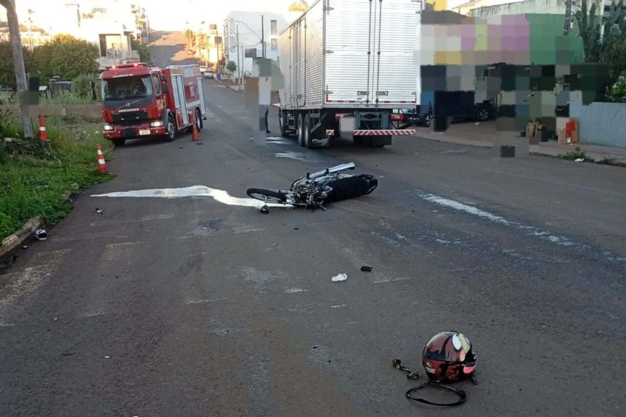 Motociclista de 33 anos morre em acidente entre moto e caminhão 3 O acidente ocorreu nas primeiras horas da manhã desta segunda-feira. O motociclista chegou a ser socorrido mas não resistiu