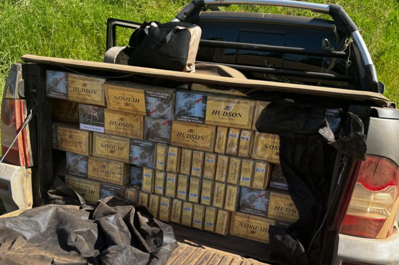 Caminhonete de Barracão carregada com cigarros contrabandeado é apreendida pela PMRv 3 gfdrv