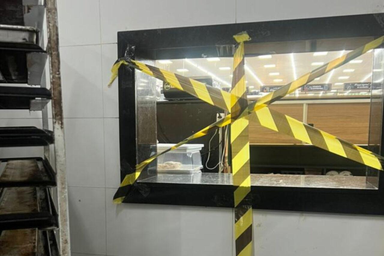 Vigilância Sanitária interdita padaria de supermercado 3 A Vigilância Sanitária interditou a padaria de um supermercado da cidade após constatar irregularidades graves durante a inspeção