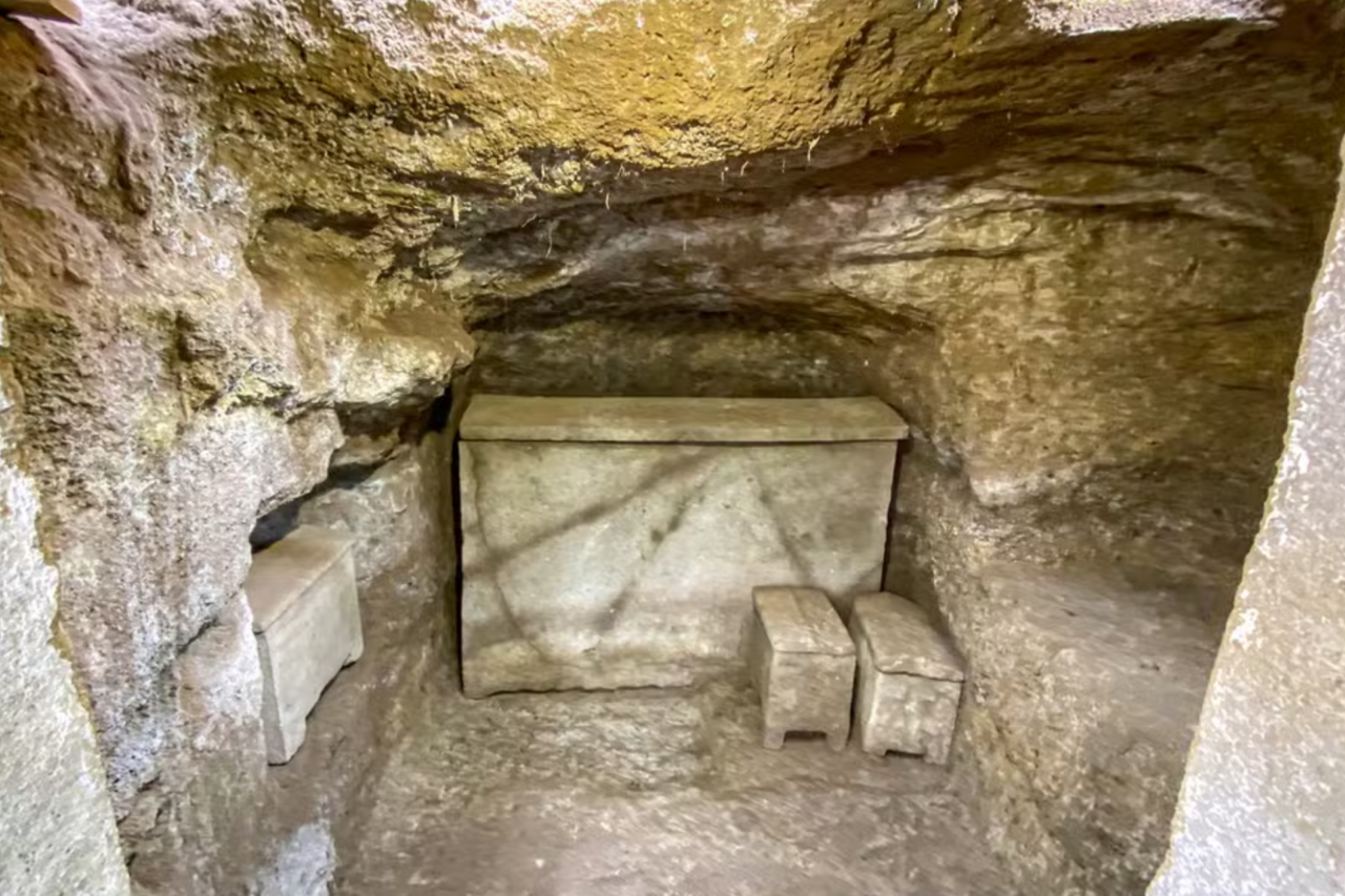 Túmulos de elite e estrada antiga emergem sob bairro moderno de Roma 3 Túmulos de elite e estrada antiga emergem sob bairro moderno de Roma