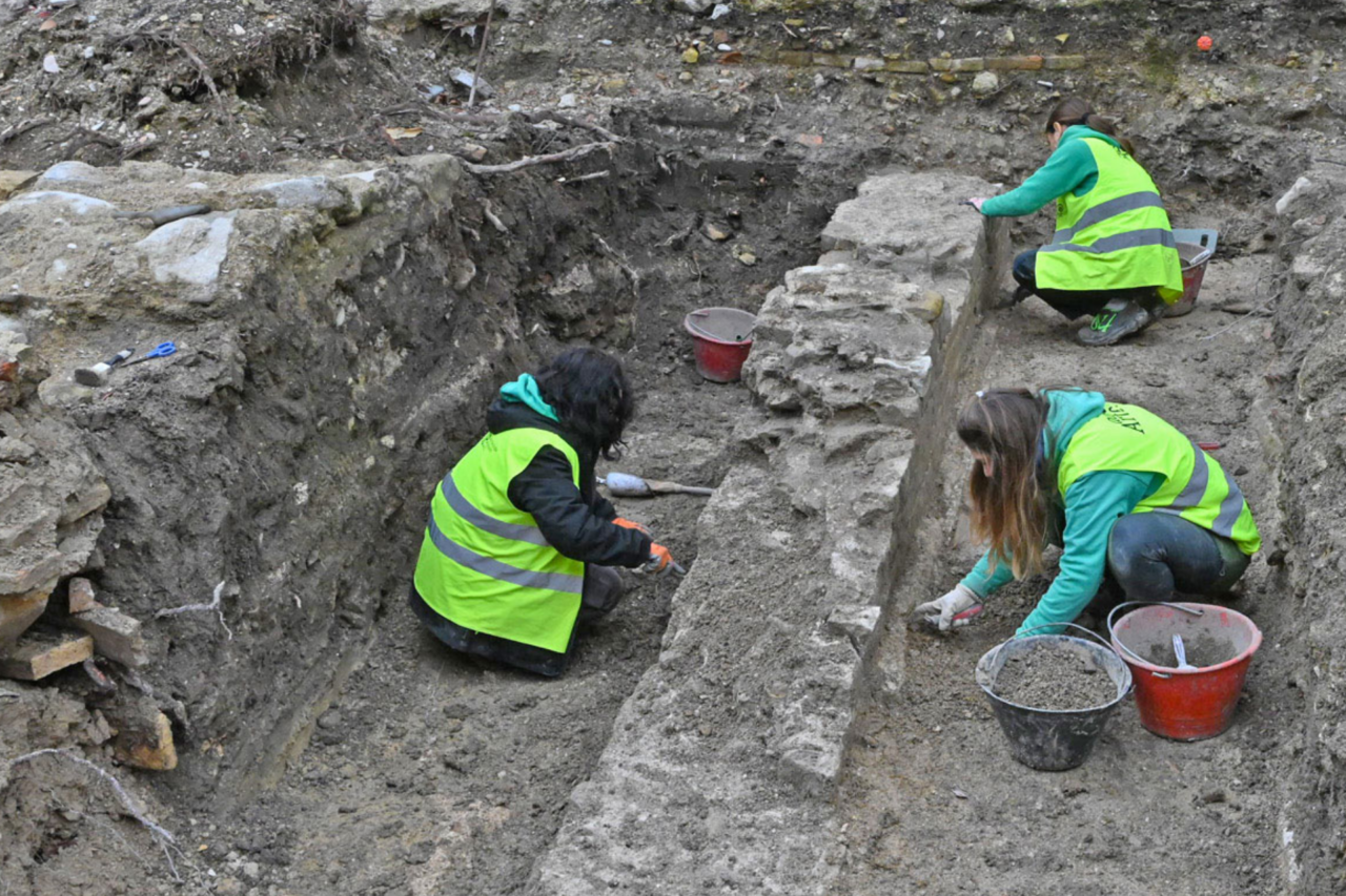 Estrutura achada em Fano é atribuída a Vitrúvio e pode ser a basílica descrita no De Architectura 36 Estrutura achada em Fano é atribuída a Vitrúvio e pode ser a basílica descrita no De Architectura