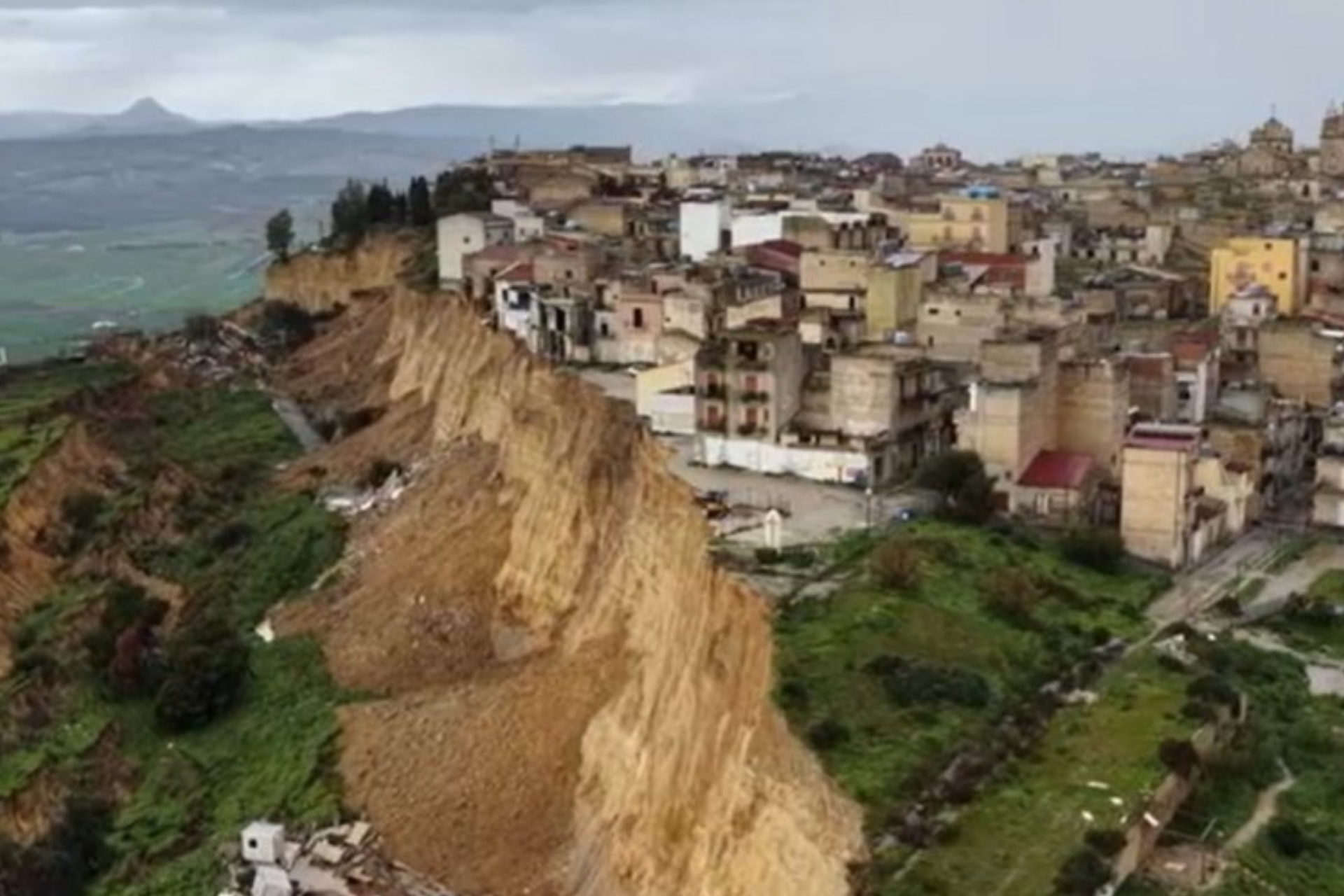 Deslizamento após chuvas intensas deixa casas à beira do abismo na Sicília