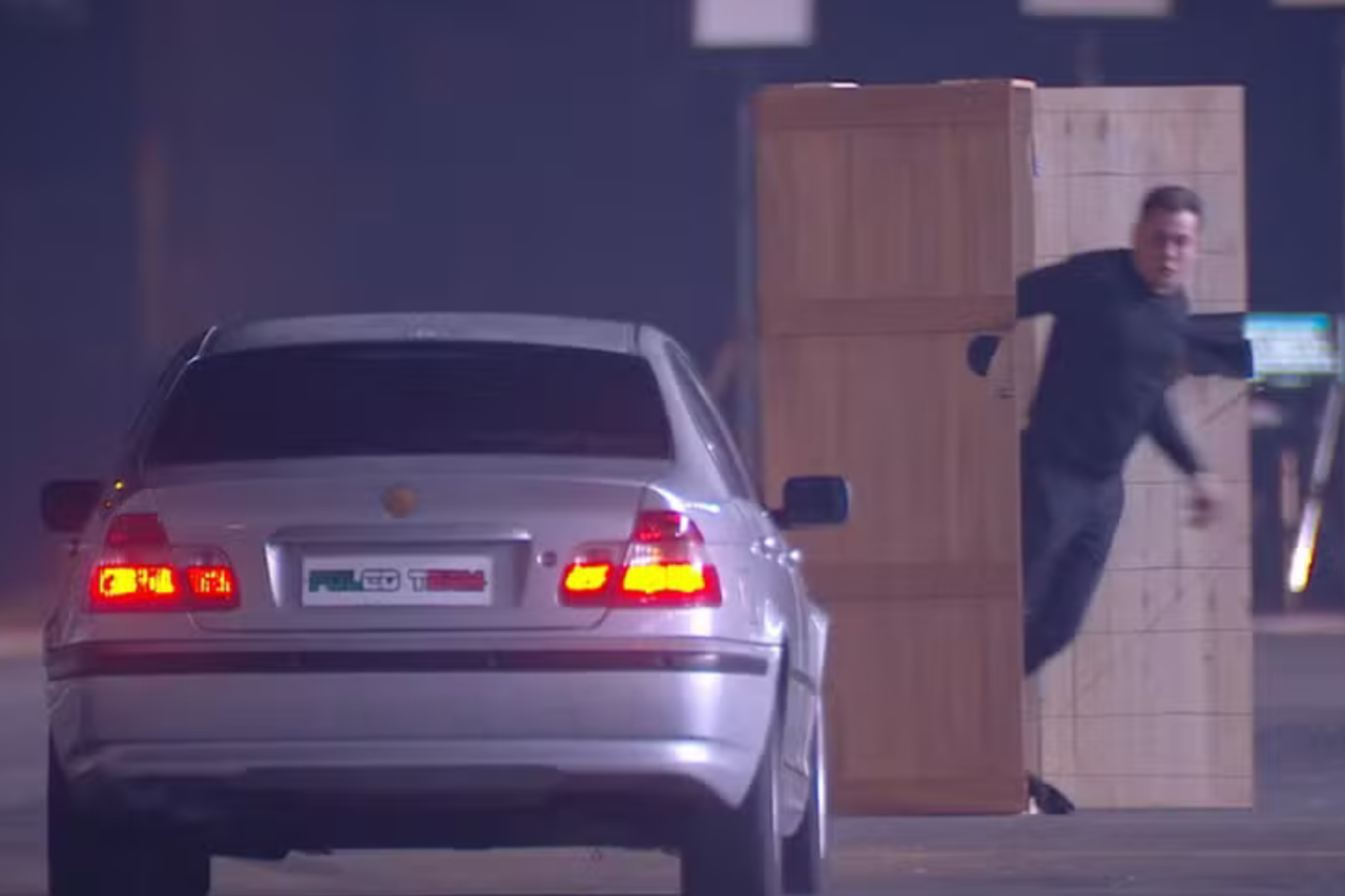 Brasileiros entram para o Guinness ao escapar de camisa de força segundos antes de carro destruir caixa