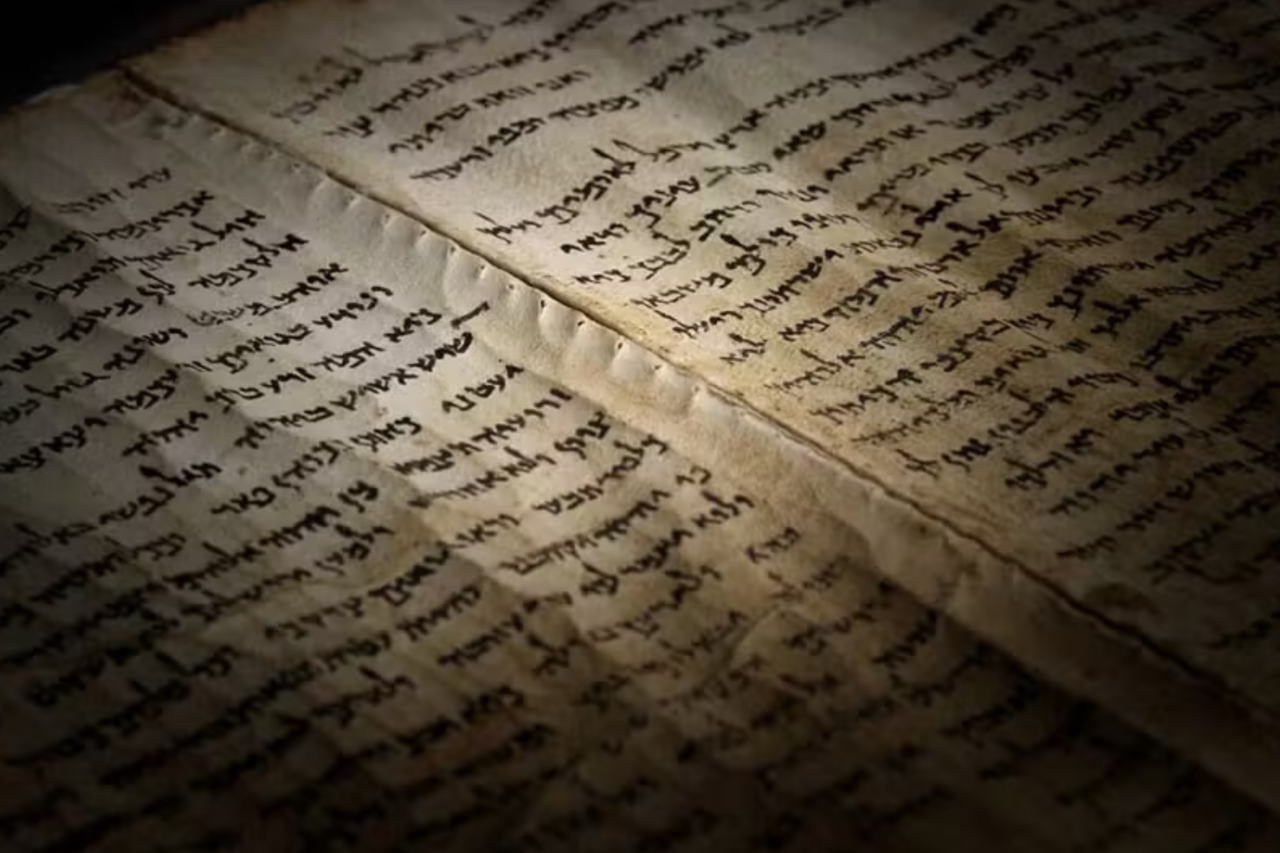 Pergaminho bíblico mais antigo revela origem surpreendente e reforça mistérios sobre a transmissão da Bíblia