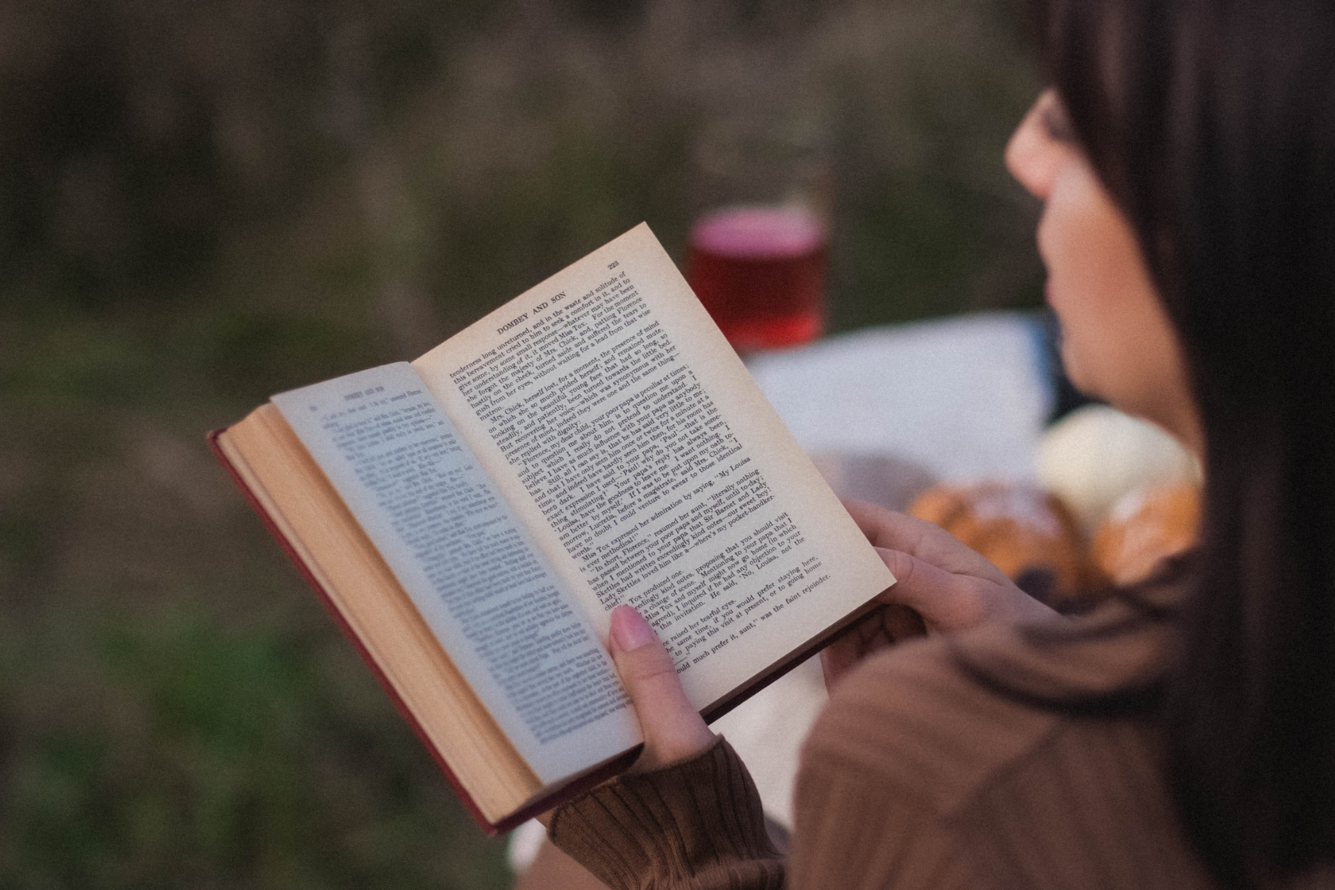 6 livros que acolhem a melancolia e oferecem conforto em dias silenciosos
