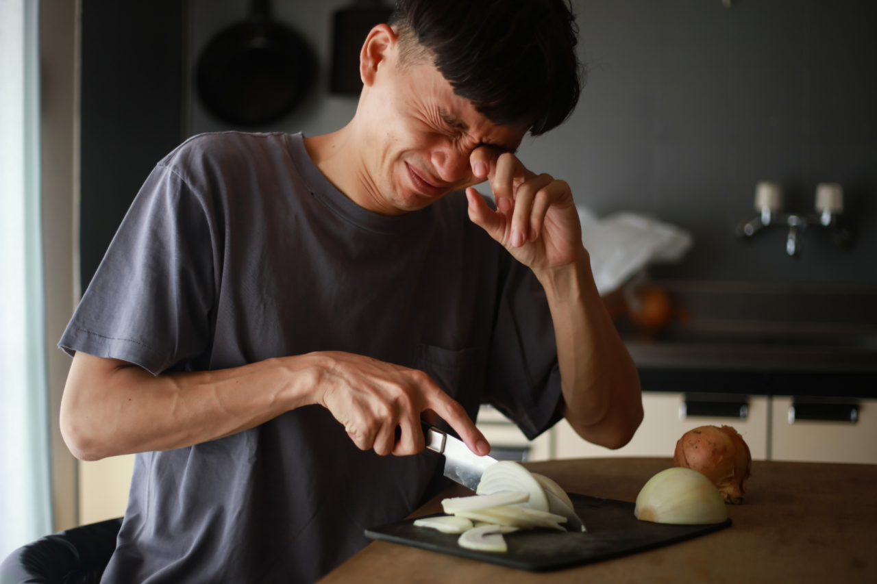 A ciência revela o motivo pelo qual cortar cebola faz os olhos lacrimejarem