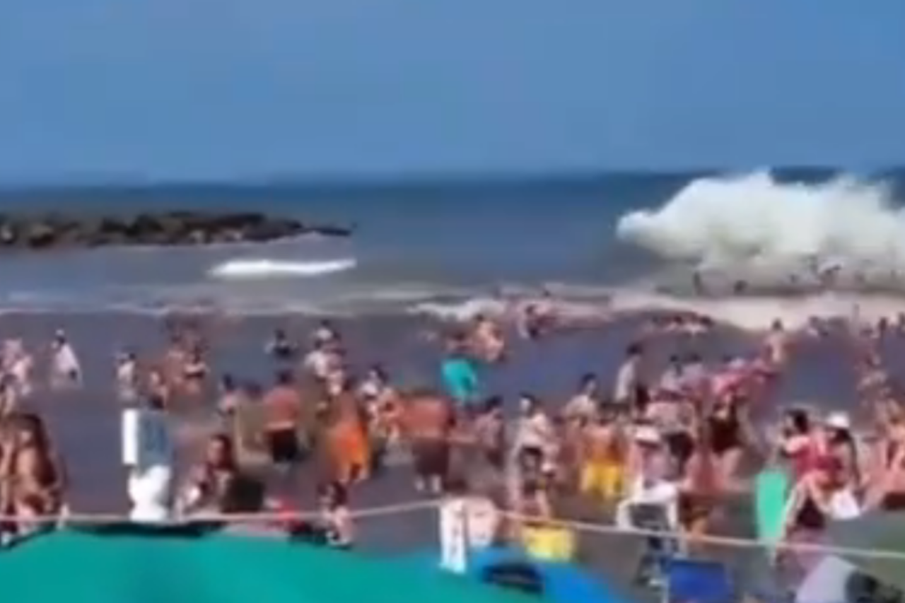 Onda de grande porte surpreende turistas, deixa um morto e 35 feridos em praia da Argentina 1 Onda de grande porte surpreende turistas, deixa um morto e 35 feridos em praia da Argentina