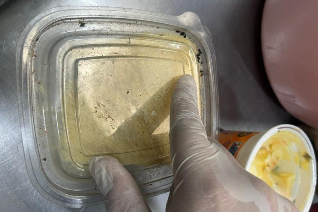 Vigilância Sanitária interdita padaria de supermercado 5 A Vigilância Sanitária interditou a padaria de um supermercado da cidade após constatar irregularidades graves durante a inspeção