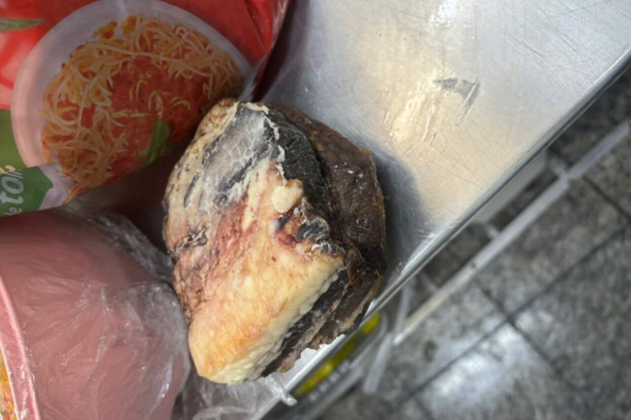 Vigilância Sanitária interdita padaria de supermercado 6 A Vigilância Sanitária interditou a padaria de um supermercado da cidade após constatar irregularidades graves durante a inspeção