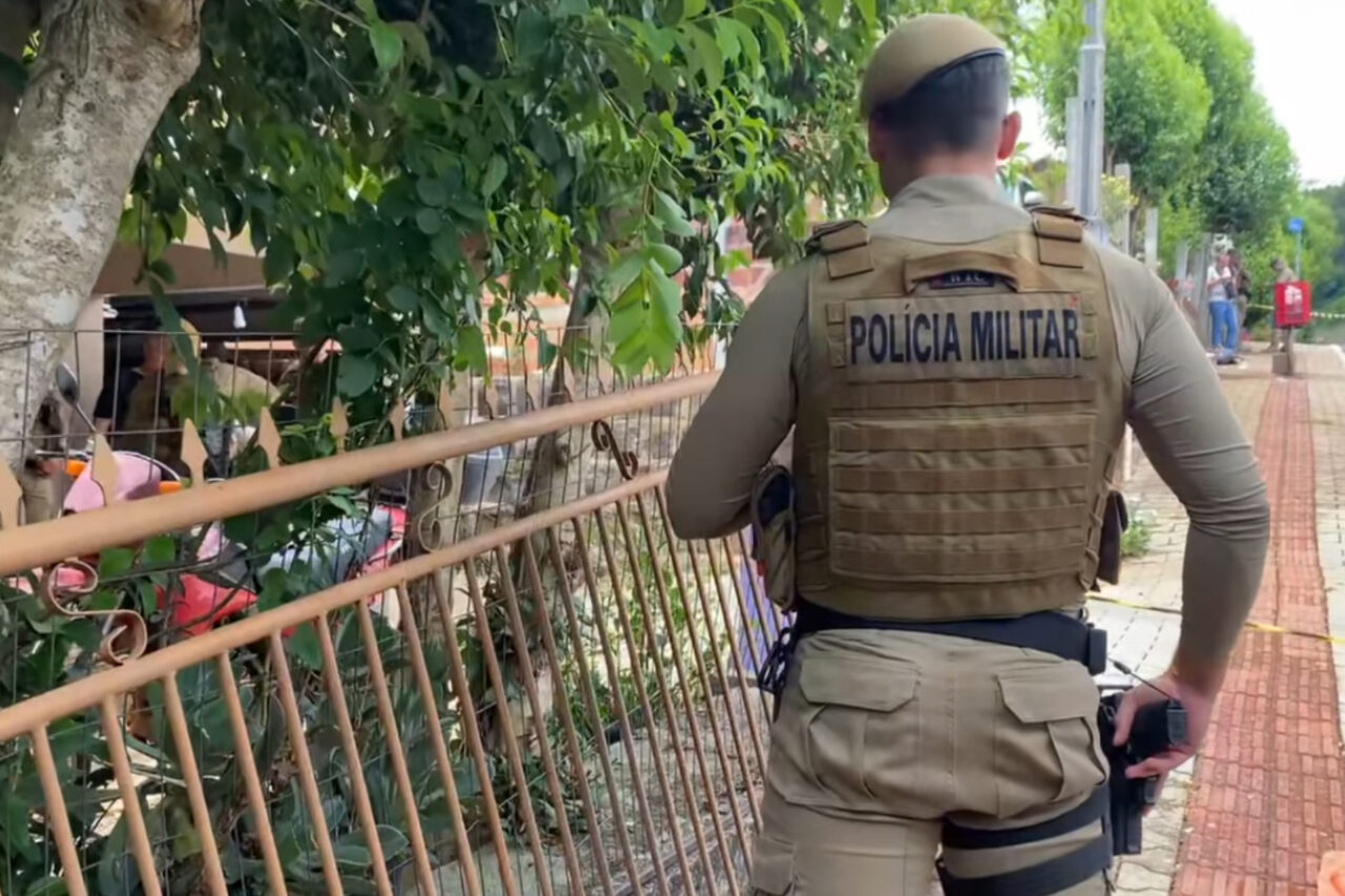 O autor do crime, um homem de 46 anos, marido e pai das vítimas, morreu após entrar em confronto com a Polícia Militar
