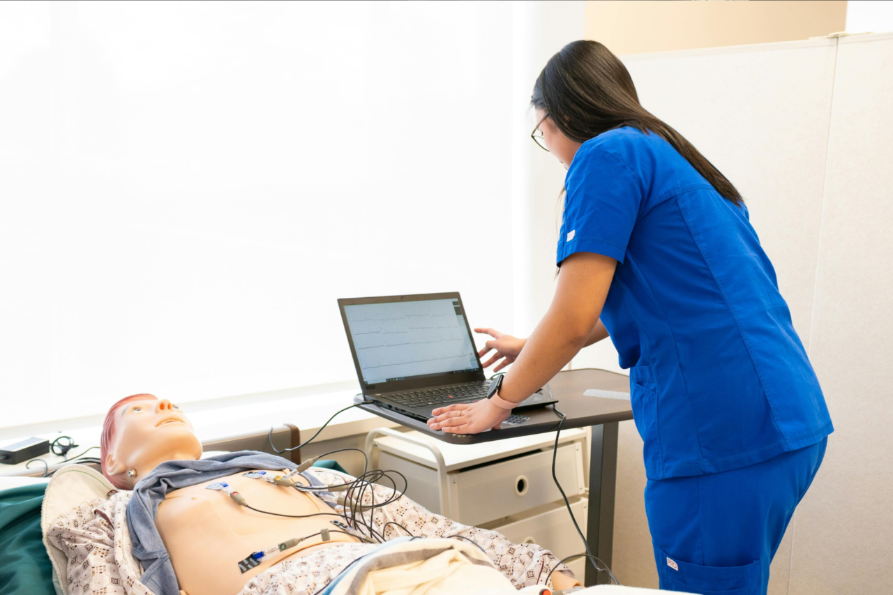 Hospital Regional do Sudoeste inaugura Sala de Simulação Realística e amplia capacitação de profissionais da saúde no SUS 1 Heloisa L 26 3