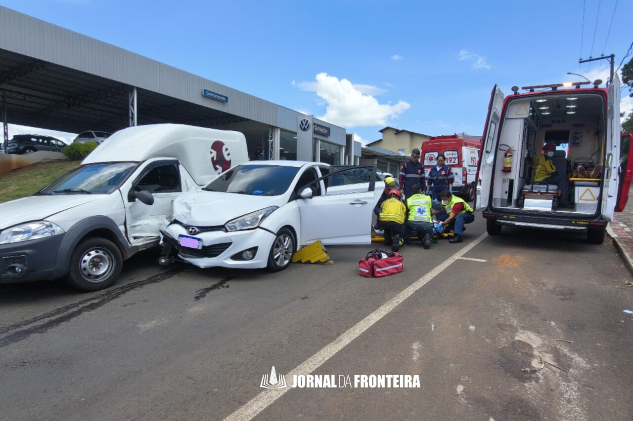 Mulheres ficam feridas em acidente no centro de Dionísio Cerqueira 1 cfdtrvv