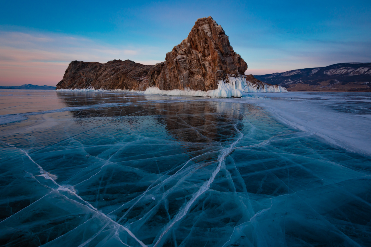 Micro-ônibus cai em lago considerado mais profundo do mundo 30 Micro-ônibus com turistas chineses cai no Lago Baikal, na Sibéria, após rompimento de camada de gelo. Oito pessoas morreram e autoridades russas abriram investigação criminal.