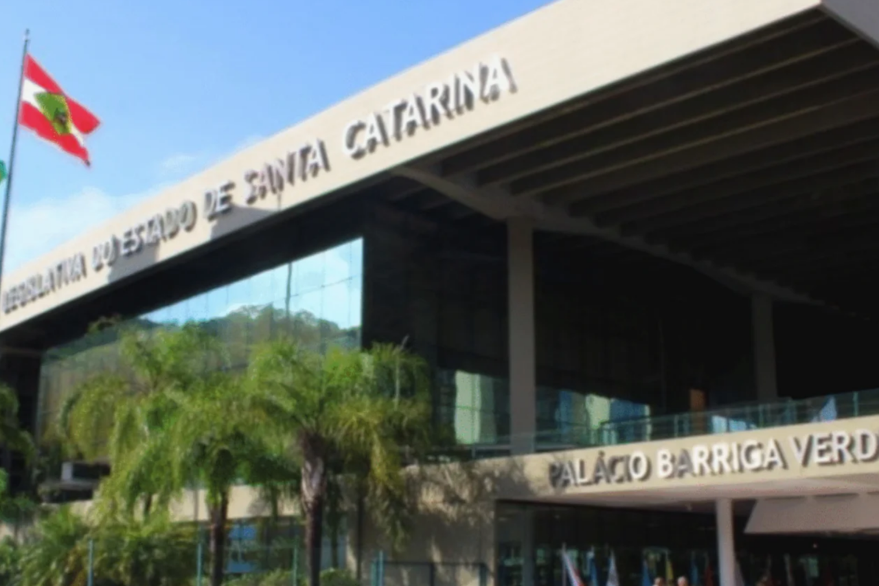 Normas determinam paralisação de partidas por racismo e criam multas e restrições a envolvidos em brigas em estádios e ginásios.