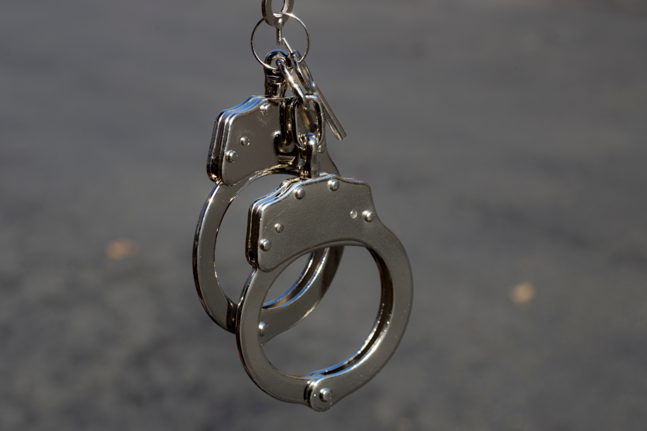 Mulher é presa na Flórida após deixar dois filhos pequenos com motorista de aplicativo por mais de duas horas 3 Mulher de 32 anos é presa na Flórida após deixar filhos de 3 e 4 anos com motorista de aplicativo enquanto estaria em restaurante. Caso resultou em acusações de negligência infantil e abandono de menor.