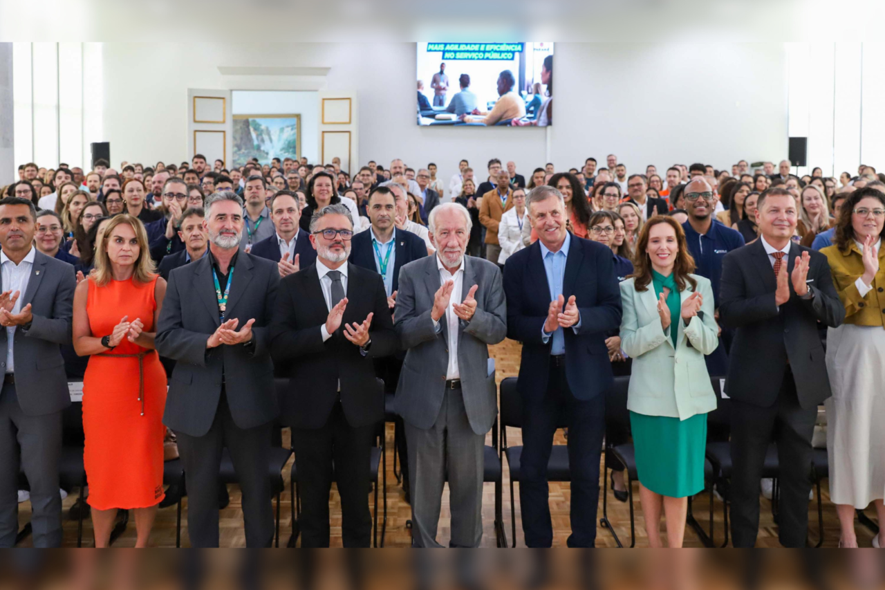 Paraná lança programa para capacitar servidores em licitações 3 Governo do Paraná lança programa permanente para capacitar servidores em licitações e contratações públicas, com foco na Lei 14.133/2021 e na ampliação da eficiência e transparência na gestão estadual.