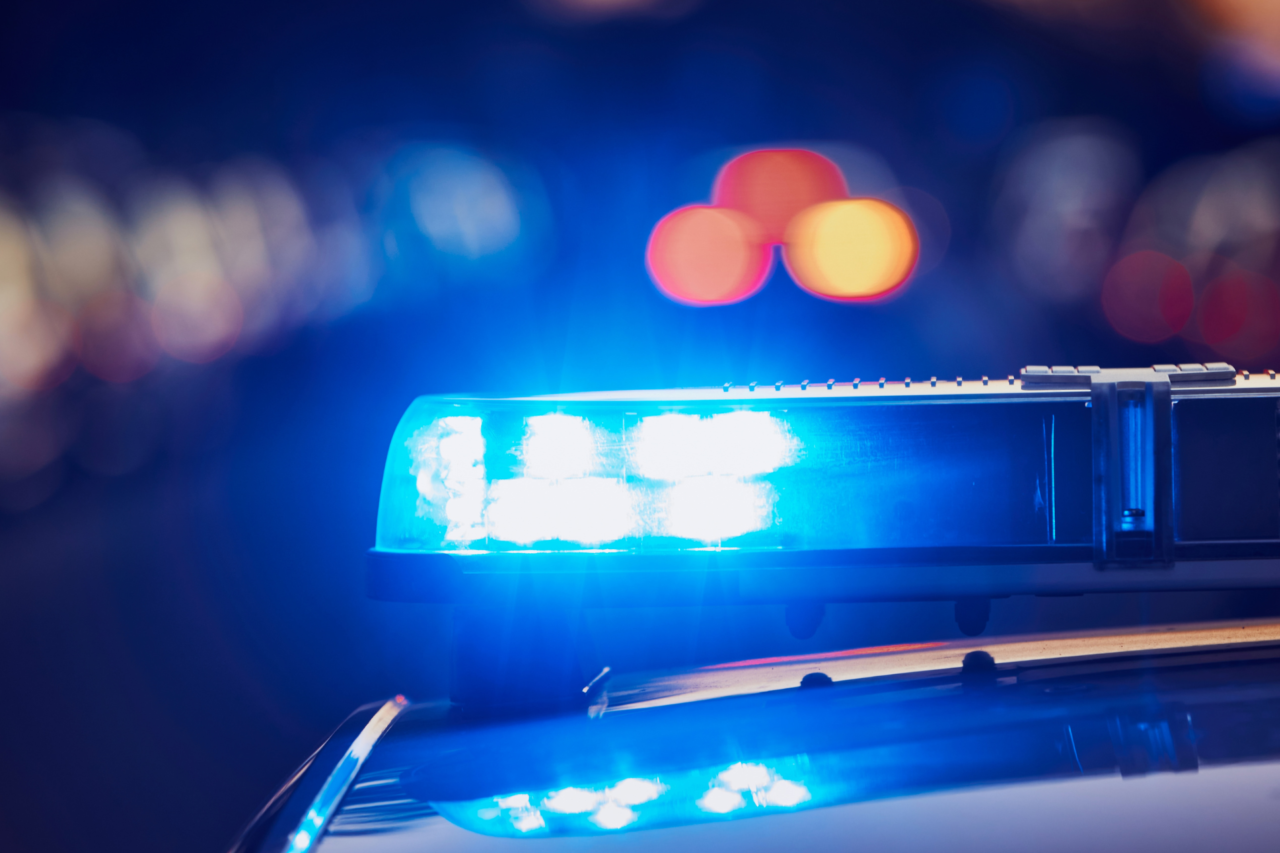 Vítima relata ter sido sequestrada por três pessoas, agredida e mantida em cárcere privado dentro de um veículo. Dois suspeitos foram localizados pela polícia e o caso é investigado.