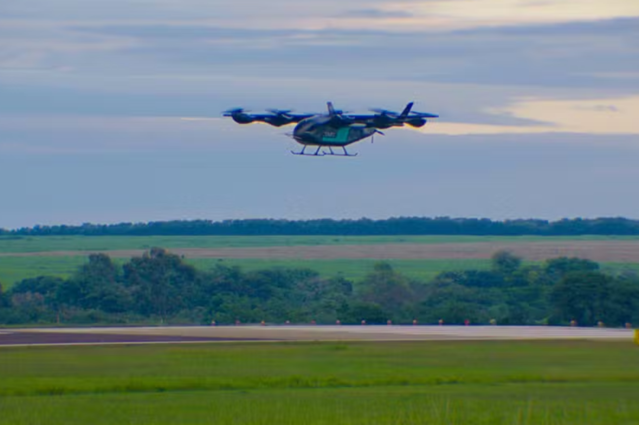 Anac abre consulta pública para regulamentar pilotos de carros voadores no Brasil. Tecnologia já está em testes e pode operar nos próximos anos.