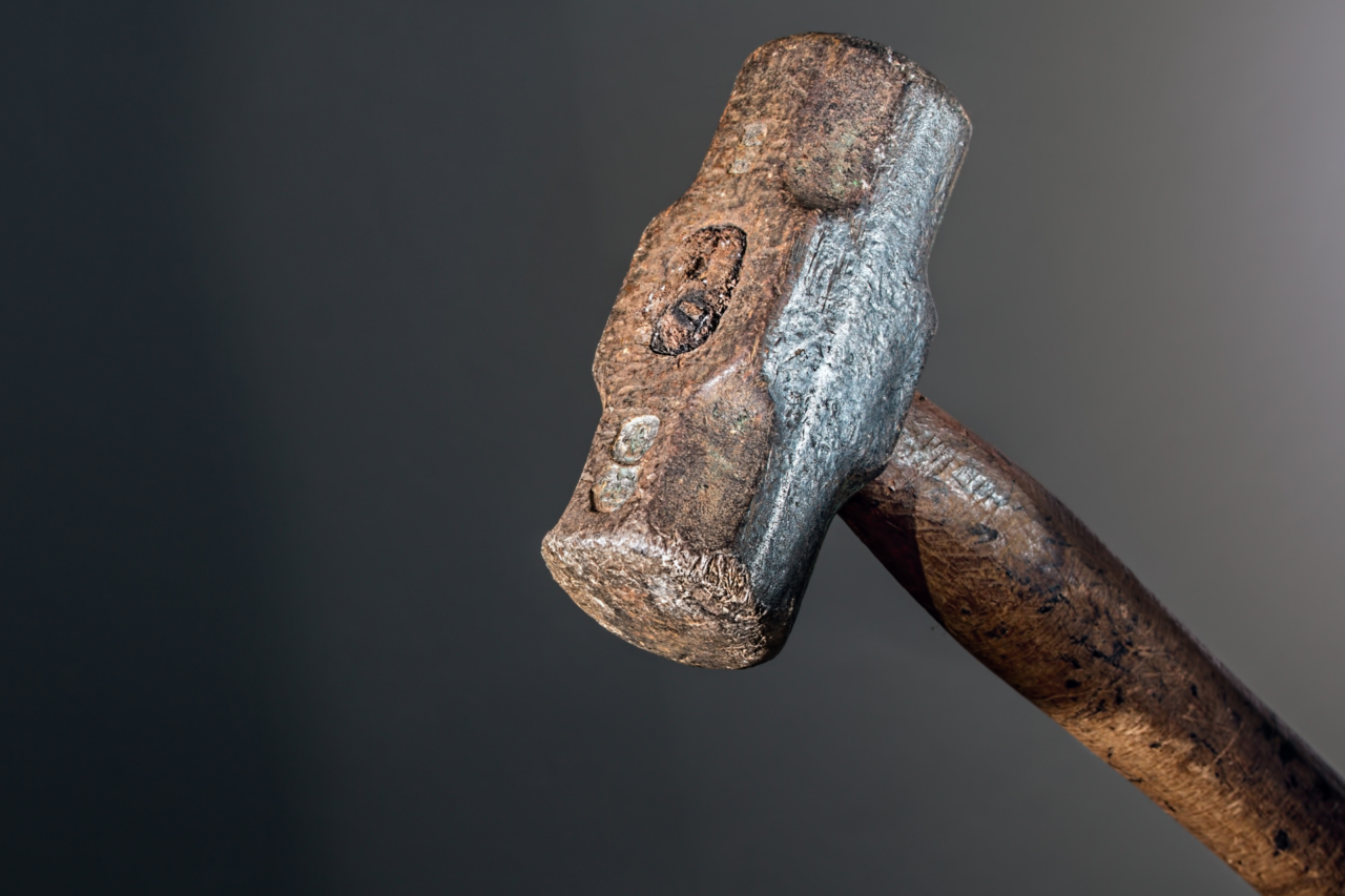 Homem de 63 anos foi preso após confessar o feminicídio da esposa em Lindóia (SP); crime ocorreu na residência do casal.