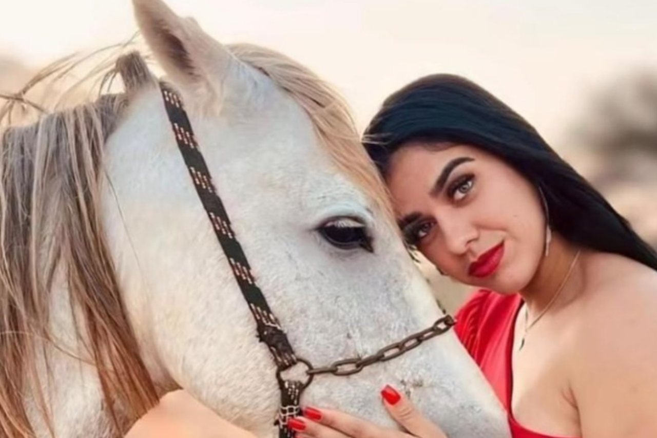 Jovem de 23 anos foi encontrada morta dentro de casa em Várzea Nova (BA); Polícia Civil investiga o caso como feminicídio e busca suspeito.