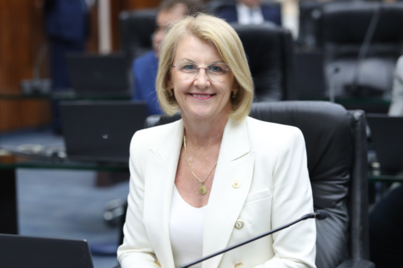 Projeto de lei propõe autorizar sepultamento de pets em jazigos de tutores no Paraná 13 Proposta apresentada na Assembleia Legislativa do Paraná autoriza o sepultamento de cães e gatos em jazigos de seus tutores, mediante critérios sanitários e regulamentação local.