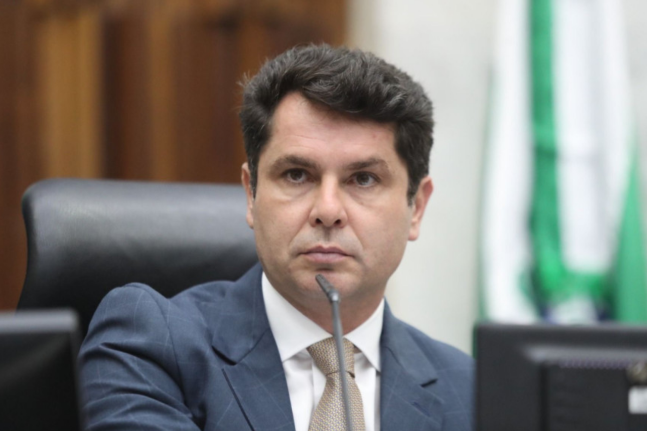 Alexandre Curi protocola projetos contra maus-tratos e cria proposta de cadastro unificado de animais perdidos 13 Projetos apresentados por Alexandre Curi na Assembleia do Paraná preveem sanções por maus-tratos e cadastro online de animais perdidos e resgatados.