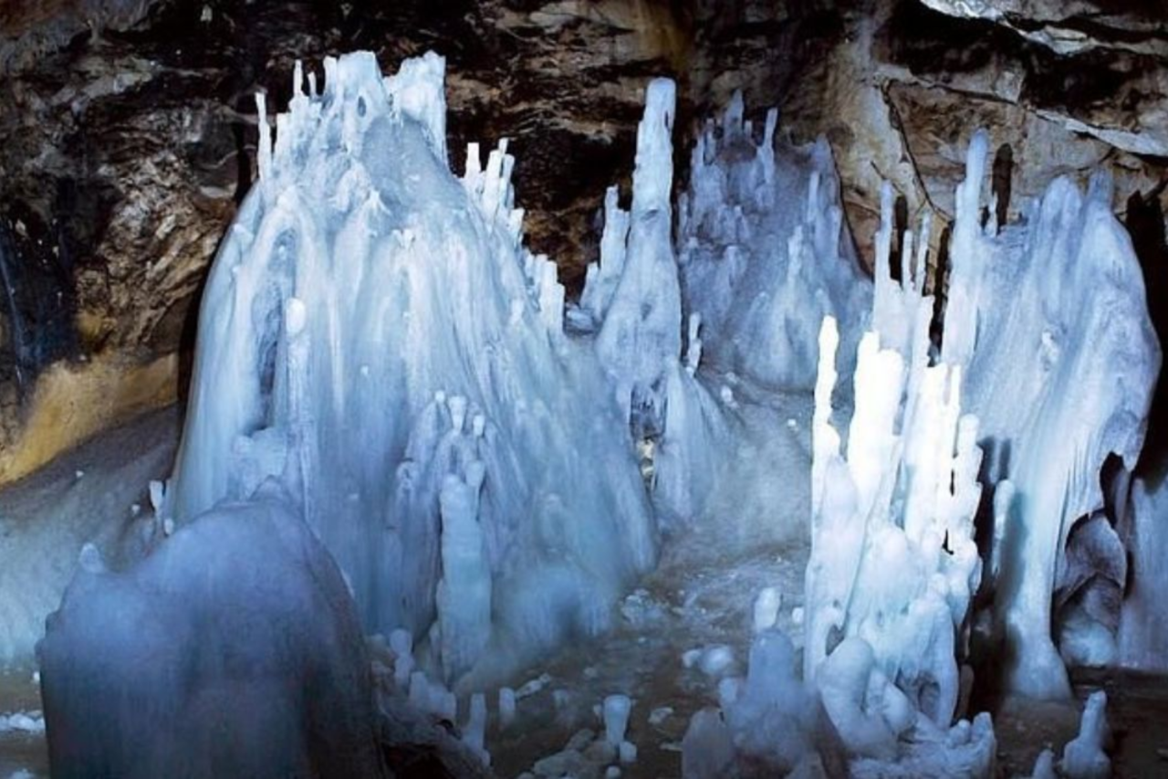 Bactéria preservada em gelo por cinco mil anos é identificada na Romênia 4 Estudo publicado na revista científica Frontiers in Microbiology revela a descoberta da bactéria Psychrobacter SC65A.3 em caverna de gelo na Romênia. Microrganismo apresenta resistência a antibióticos modernos e reacende debate sobre saúde global e mudanças climáticas.