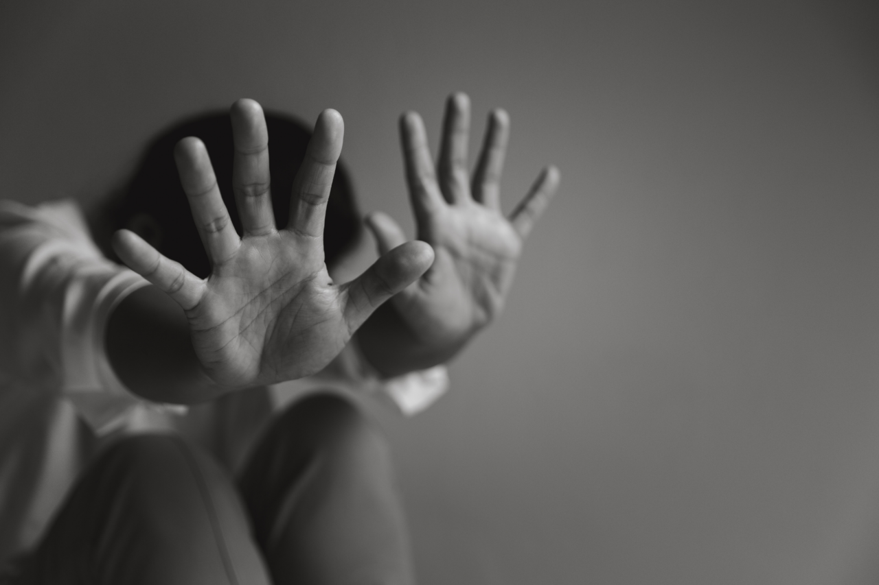 Polícia Civil prende homem investigado por estupro de vulnerável contra filhos em Almirante Tamandaré; caso reacende debate sobre aumento de crimes sexuais no país.