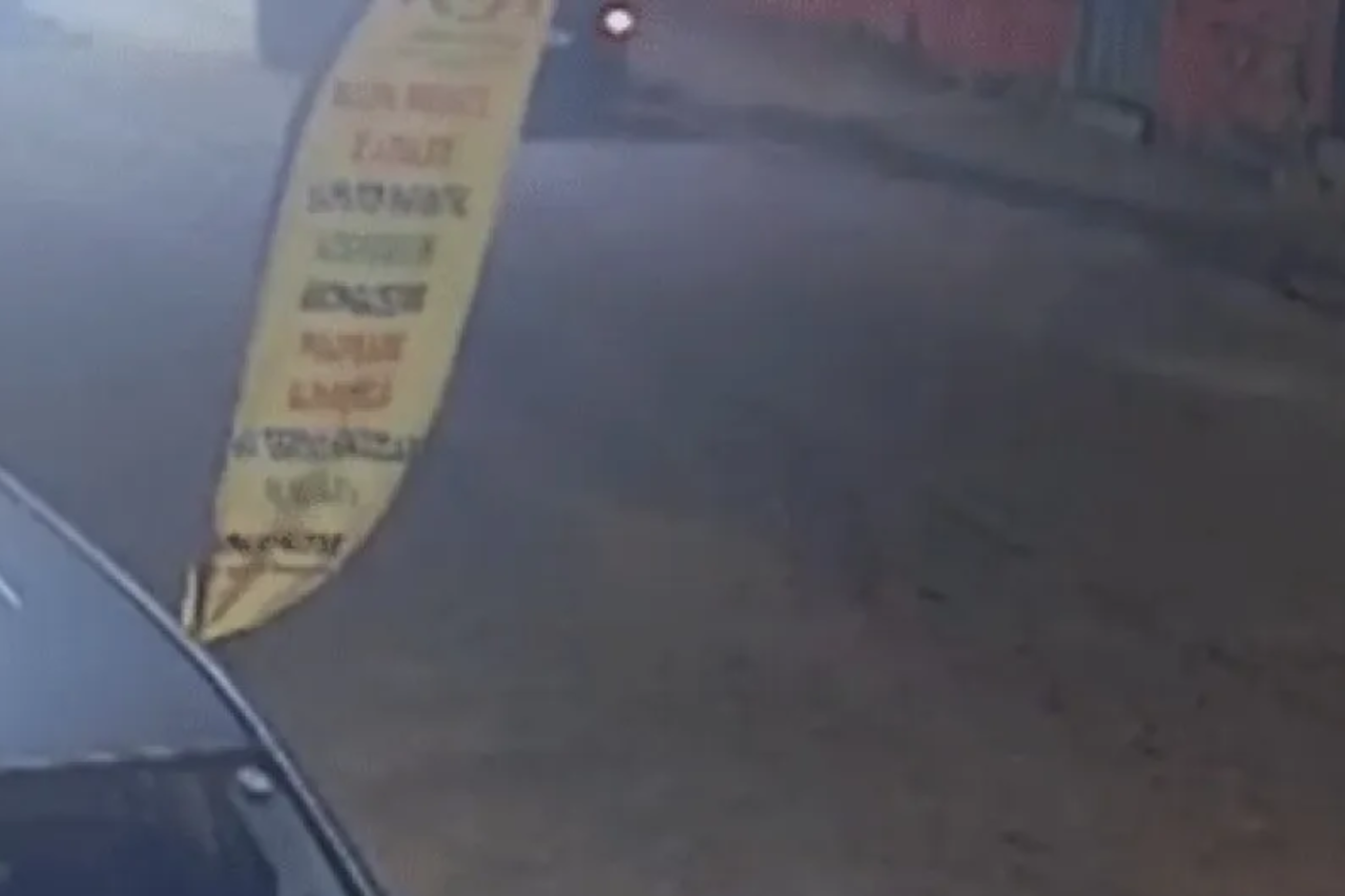 Homem é investigado por tentativa de feminicídio após arrastar ex-namorada por cerca de 400 metros com carro em Morro do Pilar (MG). Polícia Civil segue nas buscas pelo suspeito.