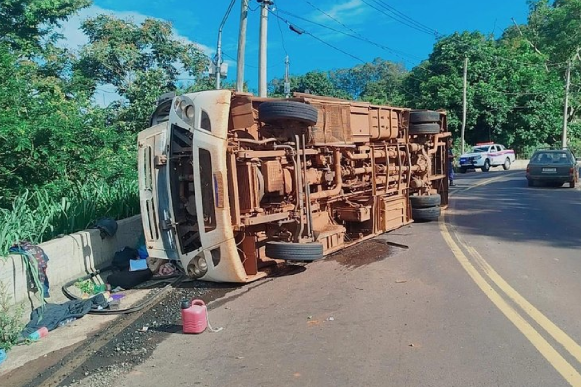 Ônibus com trabalhadores tomba na Serra de São Pedro e deixa 13 feridos 5 Ônibus com trabalhadores tomba na Serra de São Pedro e deixa 13 feridos