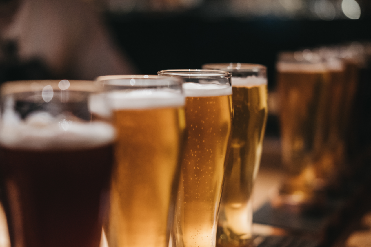 Tribunal Superior do Trabalho confirma demissão por justa causa de gerente da Ambev após episódio em que álcool em gel foi adicionado à bebida de colegas durante evento informal.