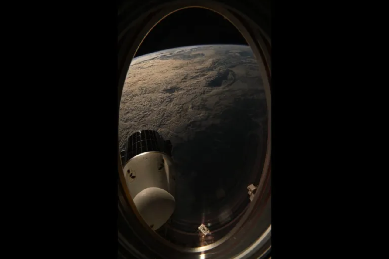 Astronauta da NASA divulga imagens da Terra registradas da Estação Espacial Internacional 3 Zena Cardman compartilha vídeo em timelapse com imagens da Terra vistas a 400 quilômetros de altitude. Astronautas presenciam até 16 amanheceres por dia na Estação Espacial Internacional.