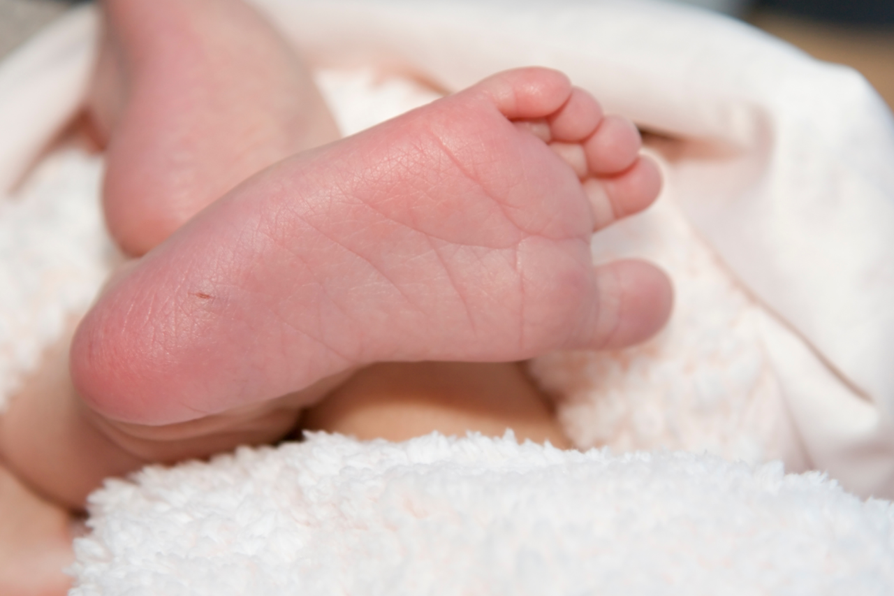 Mulher afirma que corpo da filha recém-nascida ficou desaparecido por quase três meses após parto no Hospital Anchieta. Caso está na Justiça com pedido de indenização e questionamentos sobre conduta médica.