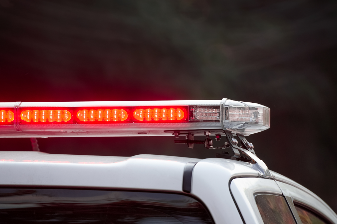 Menina de 8 anos é baleada na cabeça durante tentativa de assalto em Nova Iguaçu 3 Criança de 8 anos foi atingida por disparo na cabeça durante tentativa de assalto em Nova Iguaçu. Ela passou por cirurgia e permanece internada em estado gravíssimo.