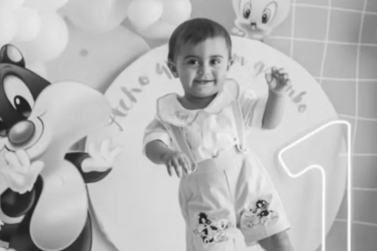 Menino de 1 ano morre após ser encontrado em piscina durante a própria festa de aniversário em São Carlos; caso é investigado pela Polícia Civil como morte acidental.