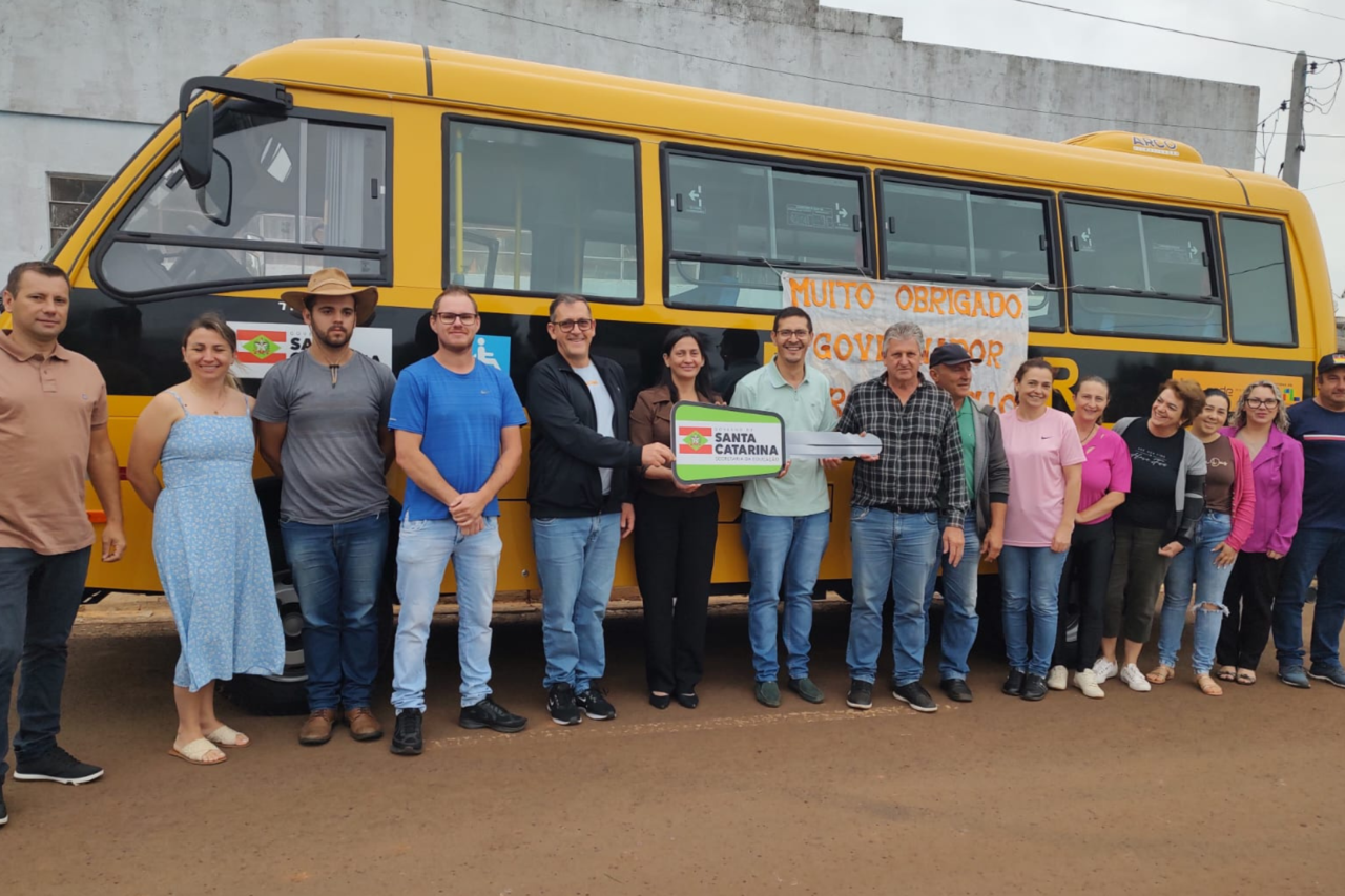 Guarujá do Sul recebe novo ônibus para transporte escolar das redes públicas de ensino 9 crys 60 2