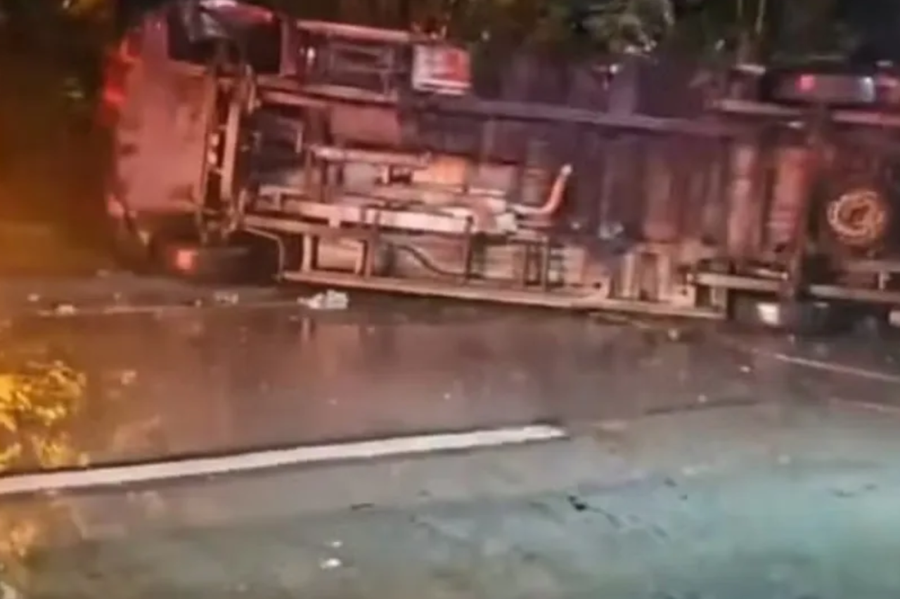 Colisão envolvendo caminhões, carros e van de transporte de pacientes na BR-116, em Guapimirim, deixa três mortos e oito feridos; perícia vai apurar as causas.