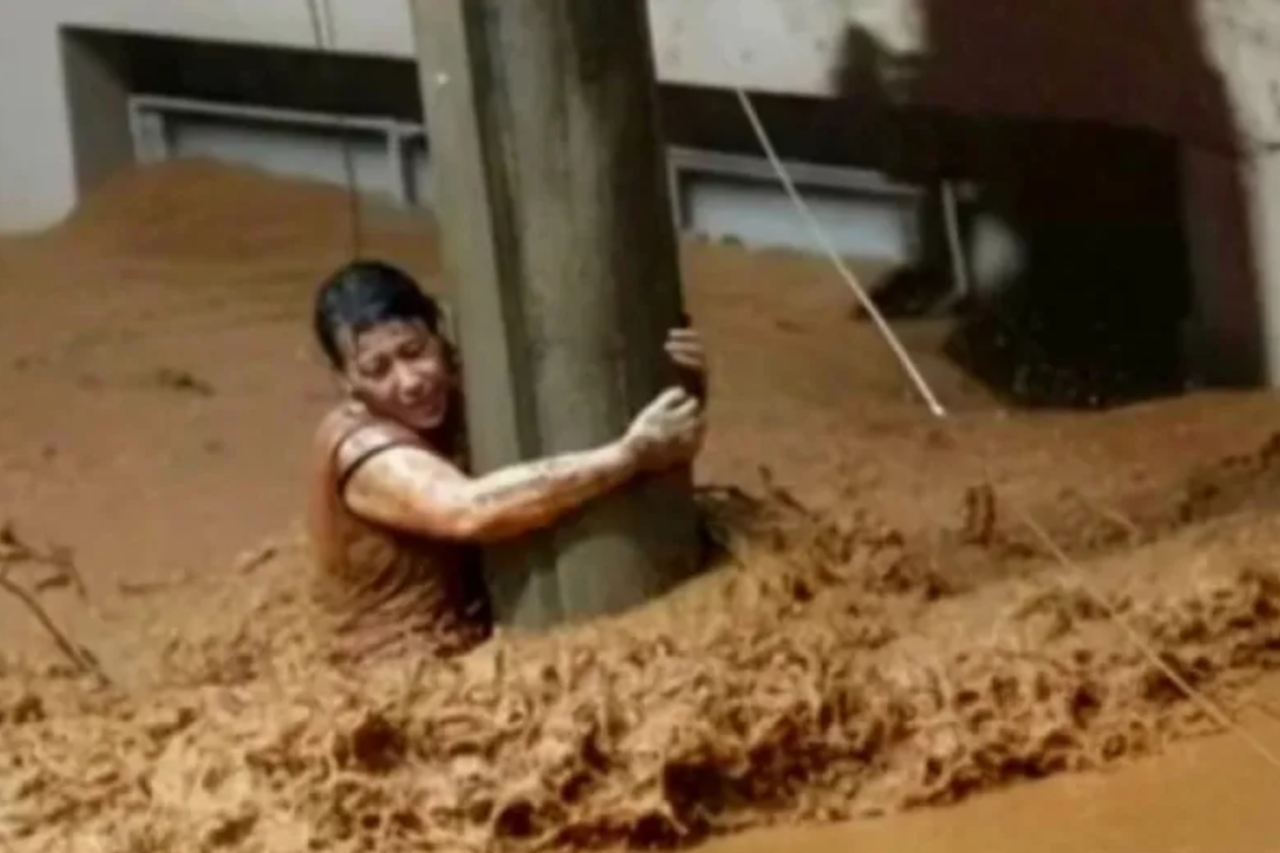 Após temporais em Minas Gerais, mulher sobrevive ao permanecer agarrada a um poste por mais de três horas. Em entrevista, ela relata momentos de desespero e a perda da casa e do restaurante.