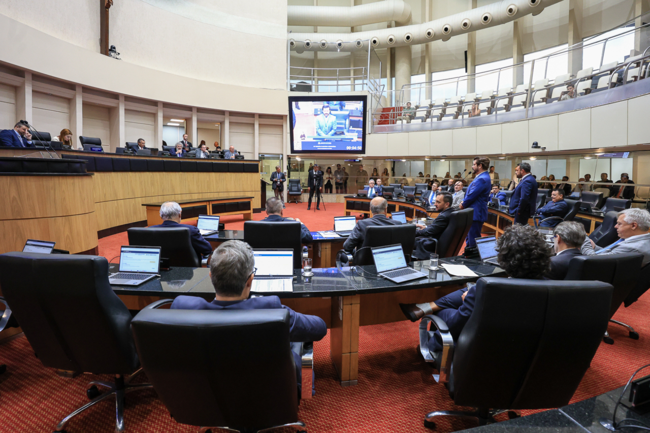 Assembleia aprova projeto que proíbe fogos de artifício com estampido em Santa Catarina 3 Deputados aprovam projeto que proíbe venda e uso de fogos de artifício com efeito sonoro em Santa Catarina, com previsão de multas e destinação de recursos aos fundos de Saúde e Meio Ambiente.