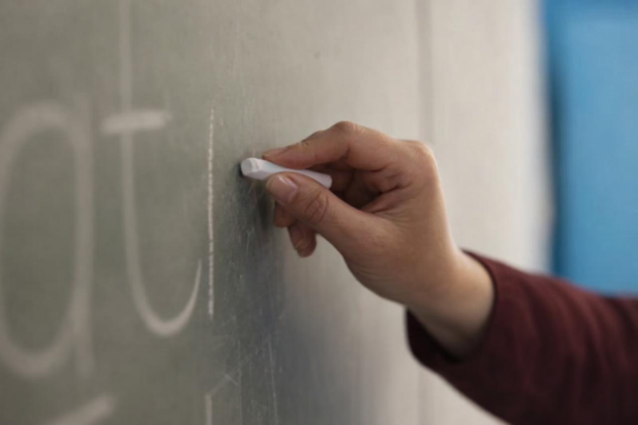 Professora é presa acusada de abuso sexual contra ex-aluno de 18 anos 32 Professora de 49 anos é presa em Sanford, na Flórida, acusada de abuso sexual contra ex-aluno de 18 anos que morava em sua casa. Caso inclui acusações de fornecimento de álcool e outras substâncias a estudantes.