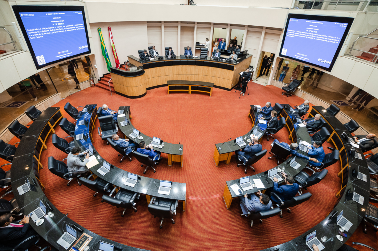 Deputados aprovam projeto que concede desconto de IPVA a condutores cadastrados no RNPC e permitem pagamento de tributos estaduais com cartão. Propostas seguem para análise do governador.