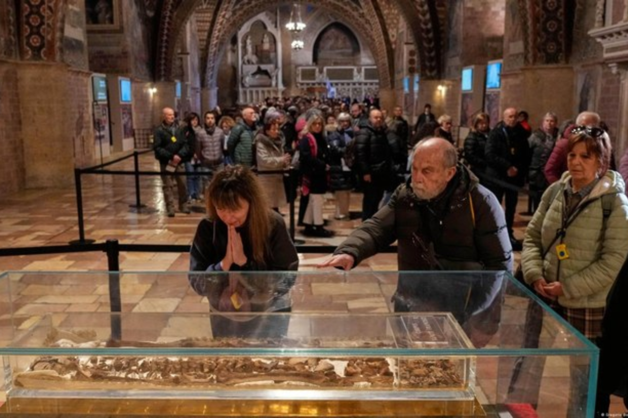 Restos mortais de São Francisco de Assis são expostos ao público na Itália pela primeira vez 10 Pela primeira vez em quase oito séculos, os restos mortais de São Francisco de Assis são exibidos na Basílica de Assis, na Itália, atraindo milhares de peregrinos e reforçando o significado histórico e religioso do santo para a Igreja Católica.