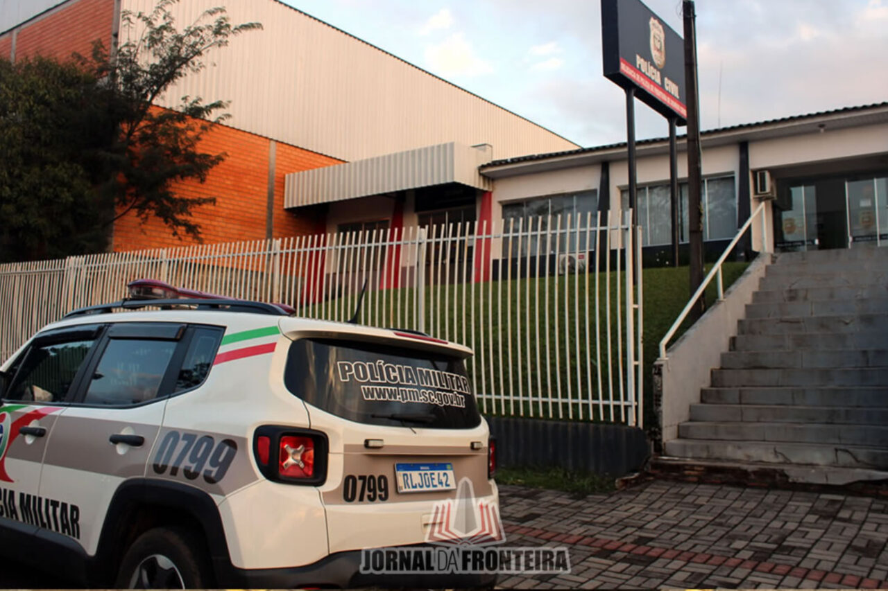 Homem é preso em flagrante por maus tratos aos animais, em Dionísio Cerqueira 3 Segundo a Polícia Militar, os maus tratos foram cometidos contra um cão, que foi resgatado e encaminhado ao Canil da Cris Muniz. O homem foi preso em flagrante