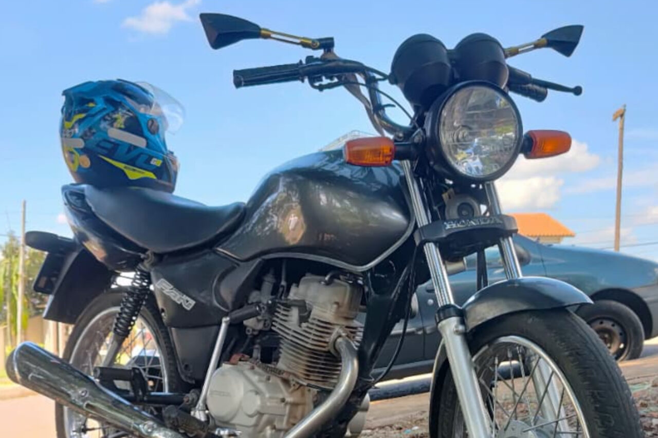 Ladrão furta motocicleta em frente ao hospital e foge em direção à Argentina 3 O ladrão teria furtado a motocicleta por volta das 19h, na Rua Vereador João Verona, em frente ao hospital municipal