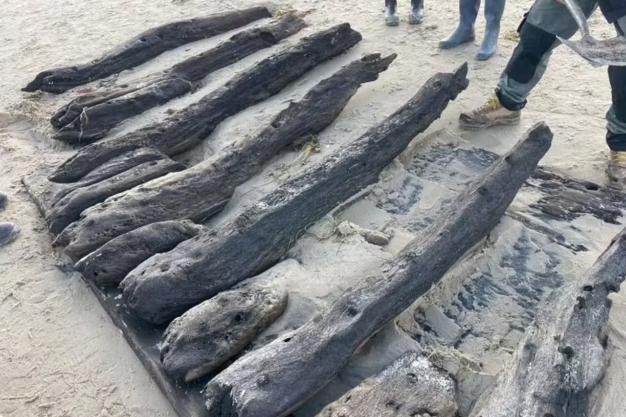 Tempestade revela madeira de possível naufrágio do século XVII na costa inglesa